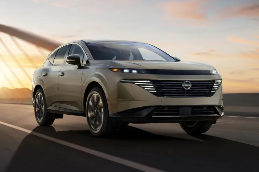 Nissan Murano driving on a highway