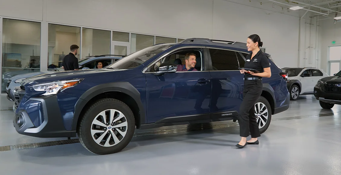 Service Tech talking with a driver